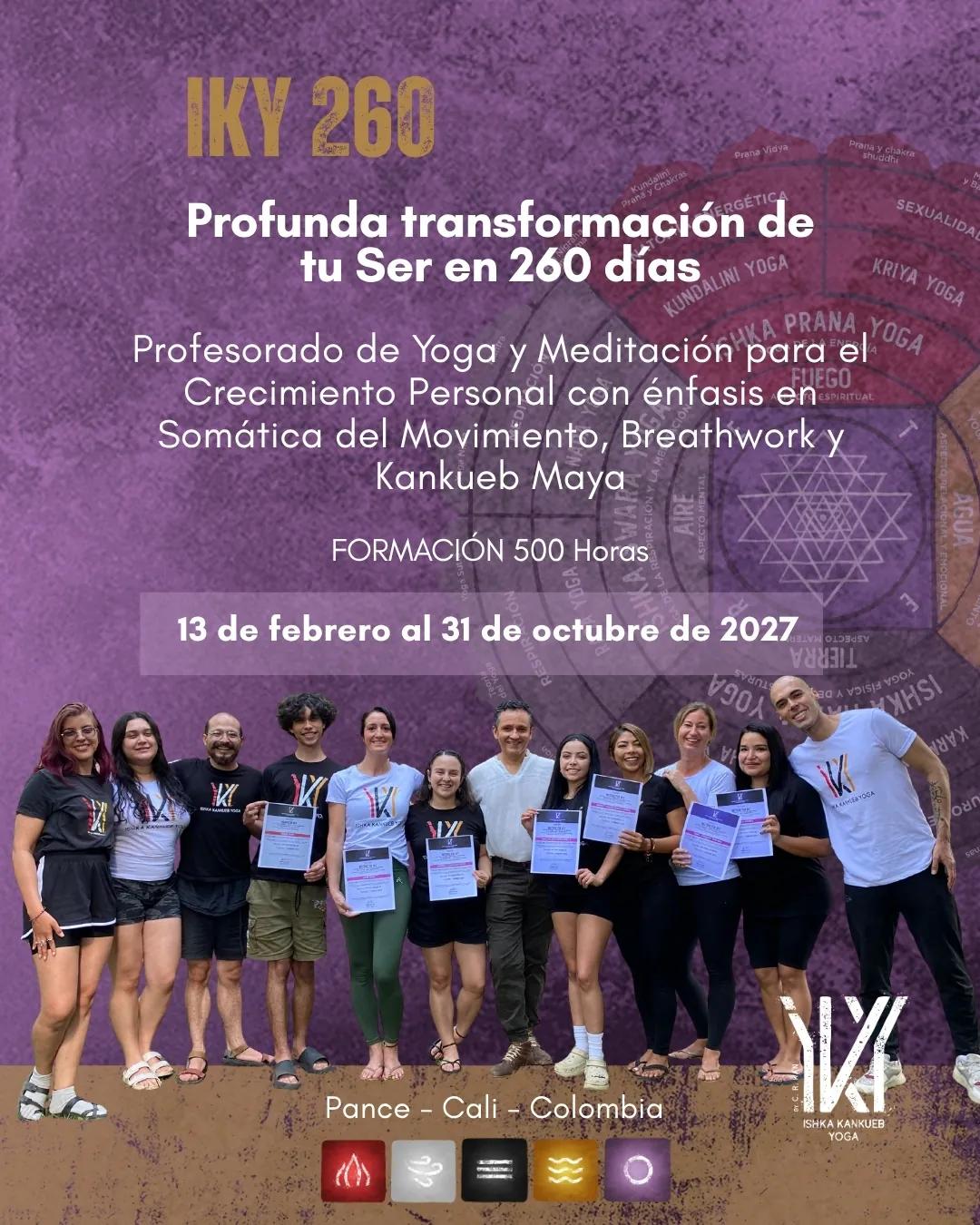 Graduados del Profesorado de Yoga IKY con sus diplomas en Pance, Cali